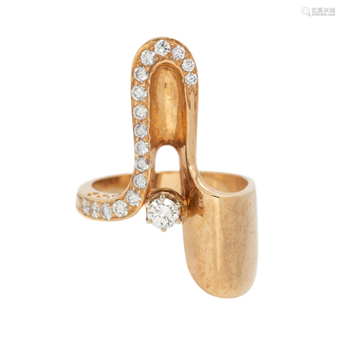 YELLOW GOLD AND DIAMOND RING