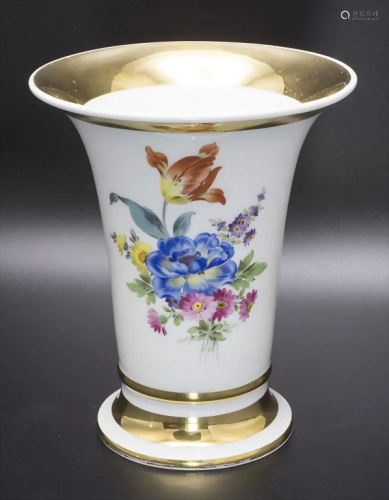 Trichtervase mit Goldrändern und Blumenbouquet / A vase
