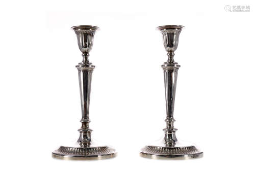A PAIR OF ADAM STYLE SILVER CANDLESTICKS