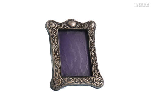 AN EARLY 20TH CENTURY SILVER PHOTOGRAPH FRAME