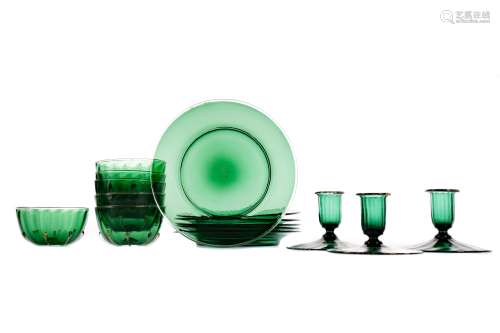 A LOT OF SIX VICTORIAN EMERALD GLASS FINGER BOWLS AND THREE ...