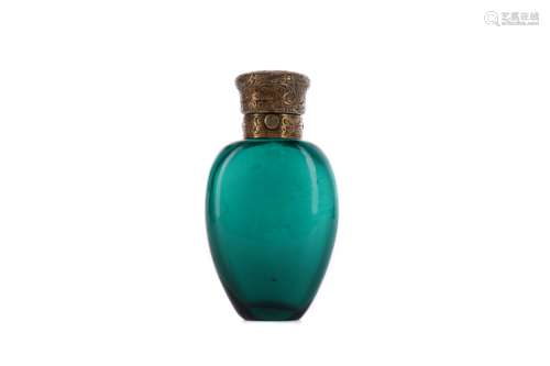 A LATE VICTORIAN EMERALD GLASS SCENT BOTTLE IN FITTED CASE