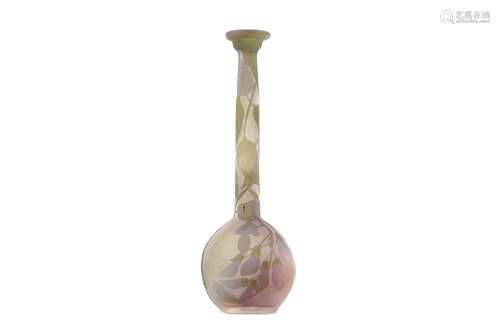 AN ART NOUVEAU GALLÉ CAMEO GLASS VASE