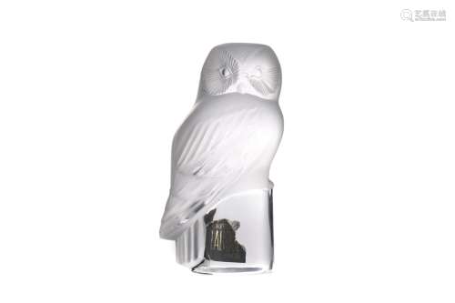 A LALIQUE OWL PAPERWEIGHT