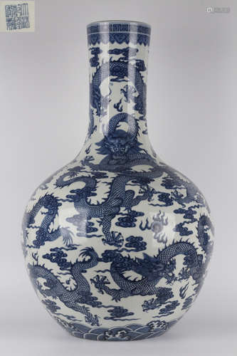 BLUE&WHITE GLAZE VASE WITH DRAGON PATTERN