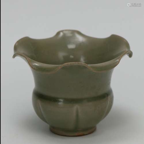 Cinder Box with Sunflower-shaped Mouth, Yue Kiln