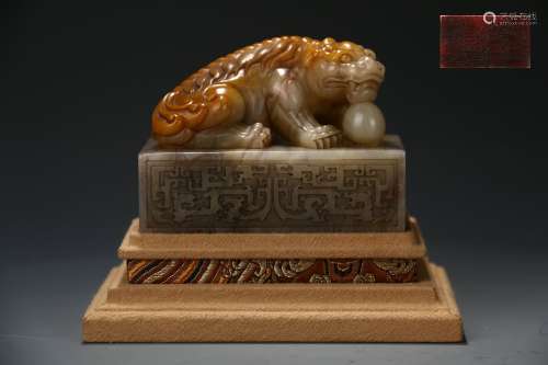 Shoushan Tianhuang Stone Seal with Animal-shaped Knob