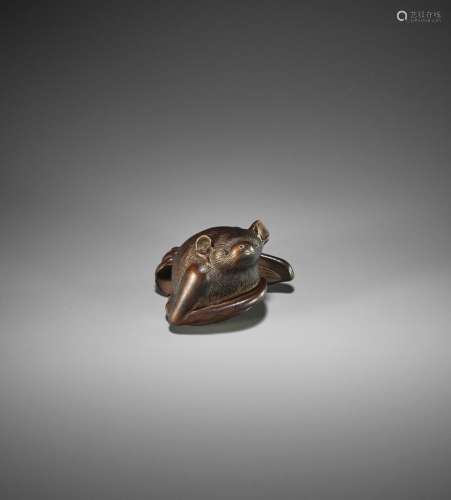 HORAKU: A FINE WOOD NETSUKE OF A SEATED BAT