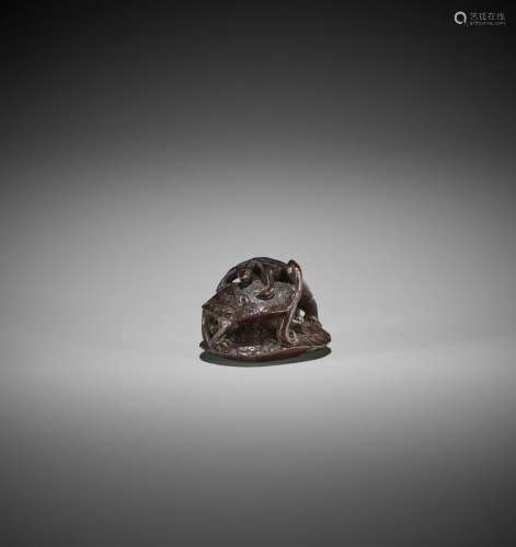 TOMOKAZU: A WOOD NETSUKE OF THREE TURTLES IN A PYRAMID