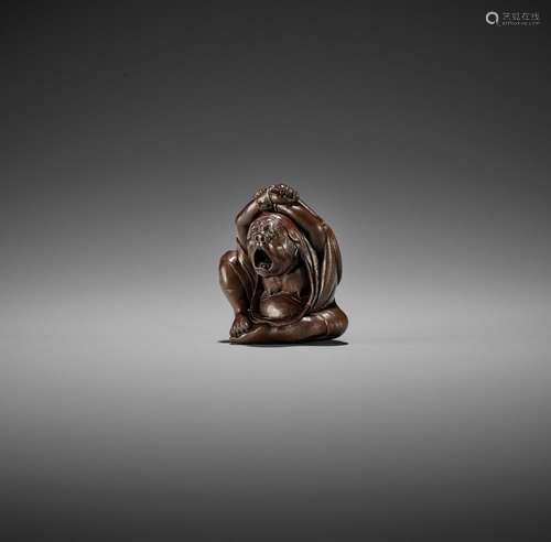 KOMIN: A SUPERB WOOD NETSUKE OF DARUMA YAWNING