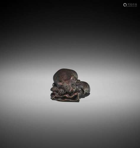 DERKACHENKO: A BOXWOOD NETSUKE OF A MOUSE ON A KINCHAKU