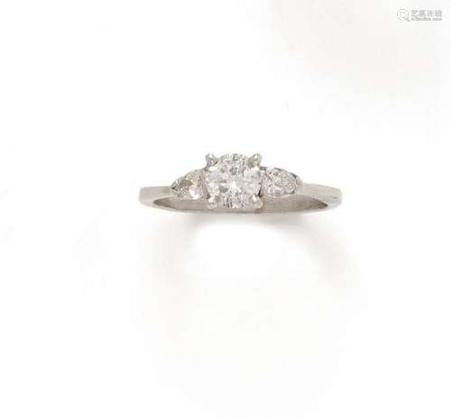 一枚18K(750/1000)白金戒指，以一颗重约0.50克拉的明亮式切割钻石...