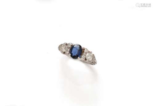 18K(750/1000)白金吊袜带戒指，中间镶嵌一颗椭圆形蓝宝石，重约1克...