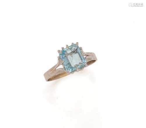 18K(750/1000)白金戒指，镶嵌一颗长方形切割蓝宝石，爪式镶嵌。镂空...