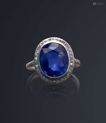 18K(750/1000)白金戒指，镶嵌一颗椭圆形克什米尔蓝宝石，重5.79克拉...