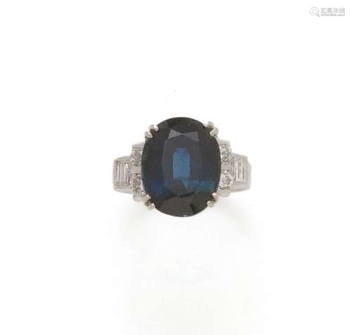 18K(750/1000)白金戒指，镶嵌一颗重约9克拉的双爪椭圆形蓝宝石，配...