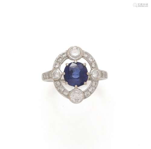 18K(750/1000)白金戒指，镶嵌一颗锡兰蓝宝石，以爪式镶嵌方式，镶嵌...