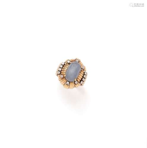14K(585/1000)黄金鸡尾酒戒指，中间镶嵌一颗爪式镶嵌的天然星形蓝...