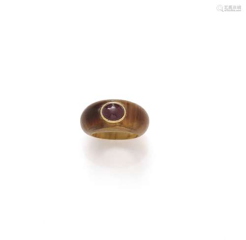 Bague en corne ornée d'un rubis en cabochon dans un serti cl...