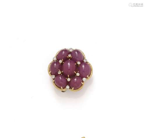 Broche en or jaune 18K (750/1000) représentant un bouton de ...