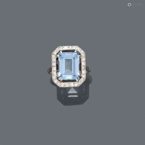 一枚18K(750/1000)白金戒指，镶嵌一颗双爪镶嵌的长方形海蓝宝石，周...