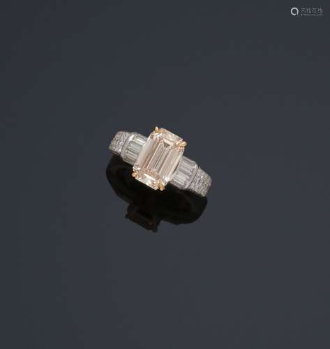 Bague en or gris 18K (750/1000) ornée d'un diamant taille ém...
