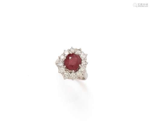 Bague en or gris 18K (750/1000) ornée d'un rubis coussin pes...