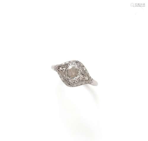 铂金戒指(850/1000)，中间镶嵌一颗半尺寸的钻石，重约0.70克拉，封闭...