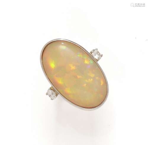 Bague en or gris 18K (750/1000) ornée d'une importante opale...