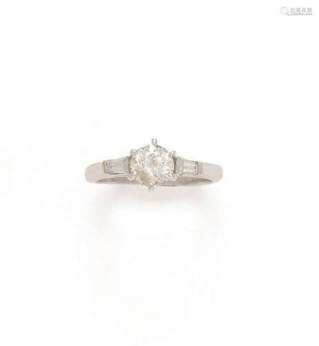 一枚18K(750/1000)白金戒指，镶嵌一颗爪镶古钻，重约0.90克拉，两颗...