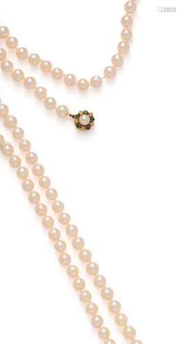 珍珠长项链，18K(750/1000)黄金的扣子为圆形，由5颗小祖母绿、5颗小...