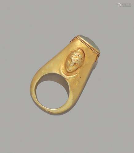 Bague grigri en or jaune 18K (750/1000) orné d'une intaille ...