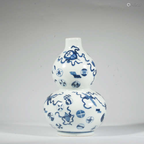 A BLUE AND WHITE PORCELAIN DOUBLE GOURD-SHAPED VASE