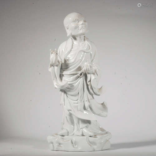 A DEHUA WHITE PORCELAIN ARHAT STATUE