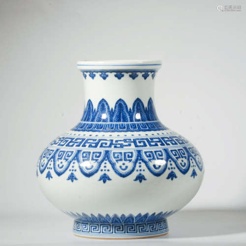 A BLUE AND WHITE PAINTED PORCELAIN ZUN VASE