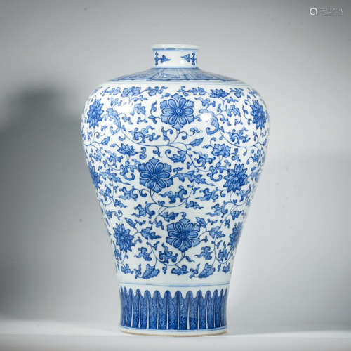 A BLUE AND WHITE LOTUS PATTERN PORCELAIN MEIPING VASE