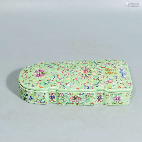 A FAMILLE ROSE FLORAL PORCELAIN BOX WITH COVER