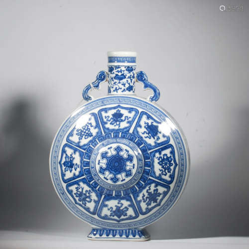A BLUE AND WHITE LOTUS PATTERN PORCELAIN DOUBLE-EARED VASE