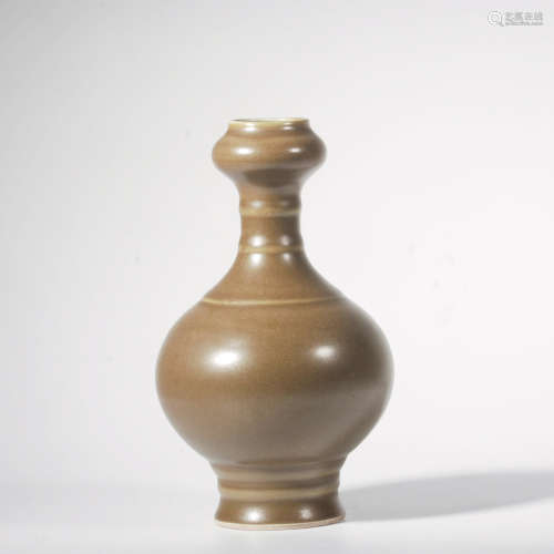 A TEA DUST GLAZE XUAN PATTERN PORCELAIN GARLIC-HEAD VASE