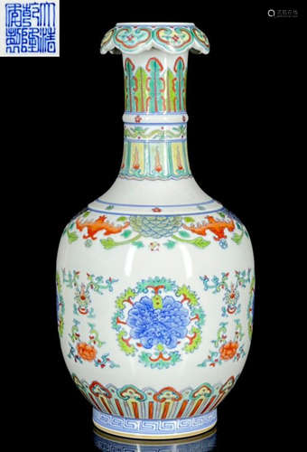 DOUCAI GLAZE FLOWER PATTERN VASE