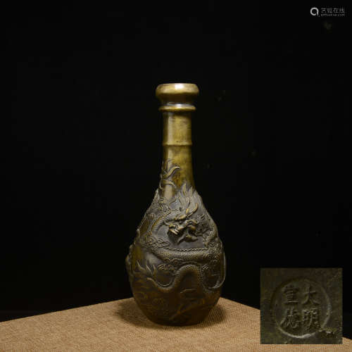 铜高浮雕龙纹蒜头瓶