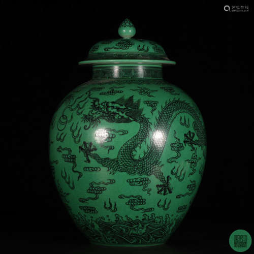 Green Ground 'Dragon' Porcelain Cover Jar