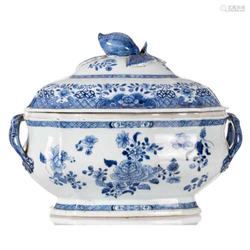 A CHINESE BLUE AND WHITE FLORAL TUREEN