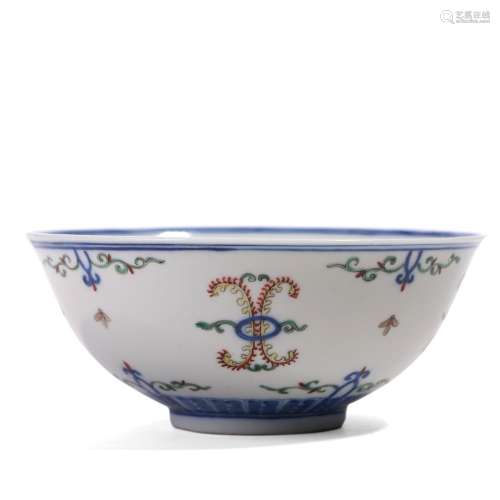 A CHINESE DOUCAI FLORAL BOWL