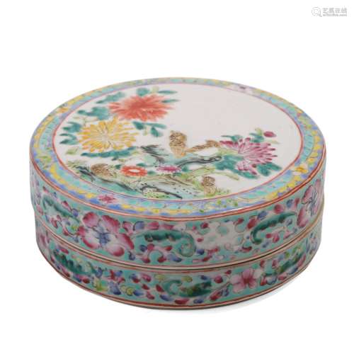 A CHINESE FAMILLE-ROSE FLORAL BOX AND COVER