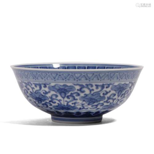 A BLUE AND WHITE FLORAL BOWL