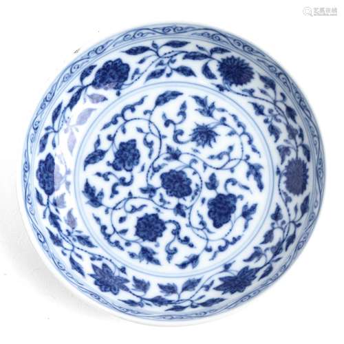 A CHINESE BLUE AND WHITE FLORAL DISH