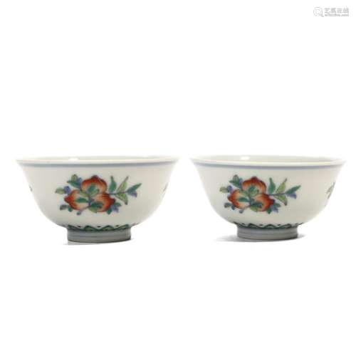 PAIR OF CHINESE FAMILLE-ROSE FLORAL AND FRUIT BOWLS