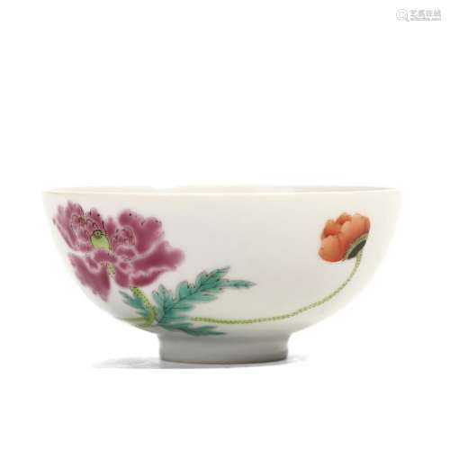 PAIR OF CHINESE FAMILLE-ROSE FLORAL BOWLS