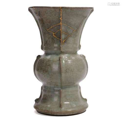 A GUAN-TYPE BEAKER VASE